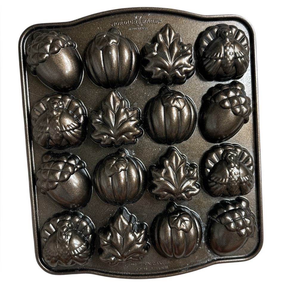 Nordic Ware Autumn Cakelet Pan